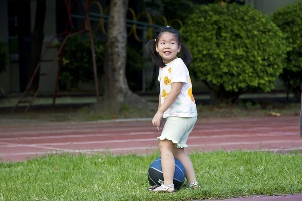 バスケット ボールで少しかわいい女の子を行使 — ストック写真