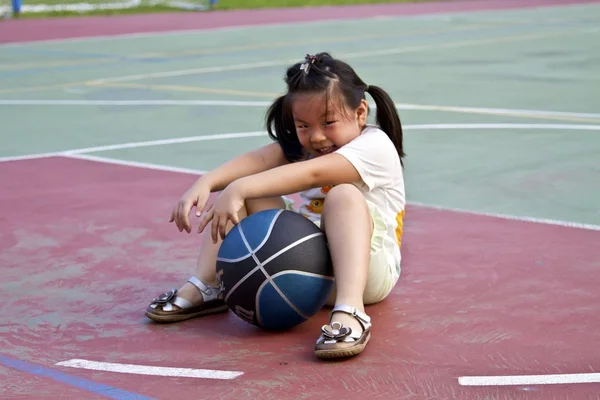 Kleine süße Mädchen beim Basketball — Stockfoto