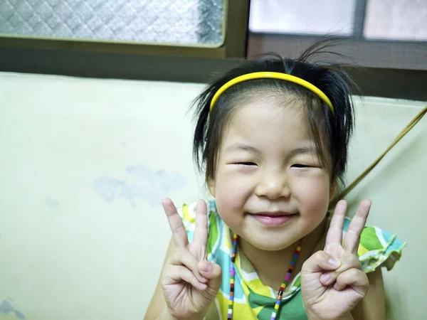 Lachende schattig meisje — Stockfoto