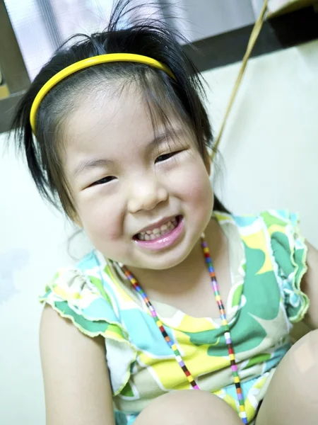 Sonriente pequeña linda chica — Foto de Stock