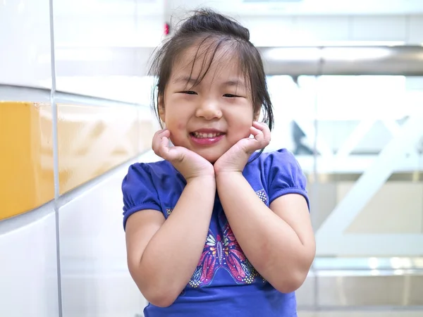 Lachende schattig meisje — Stockfoto