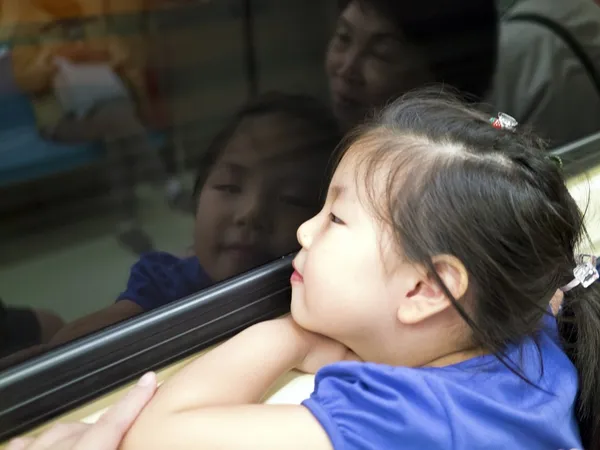 Linda menina bonito com reflexão — Fotografia de Stock