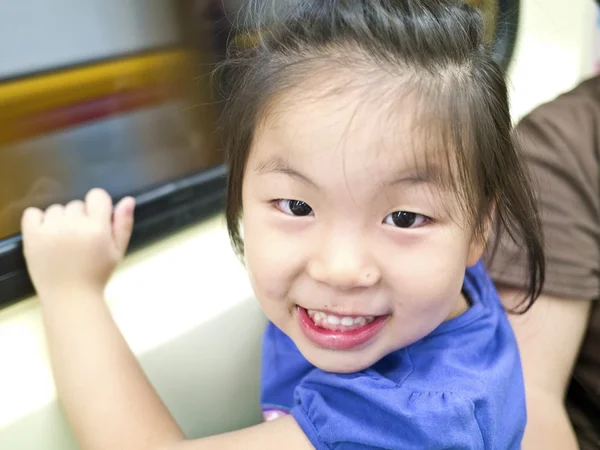 Усміхнена маленька мила дівчинка — стокове фото