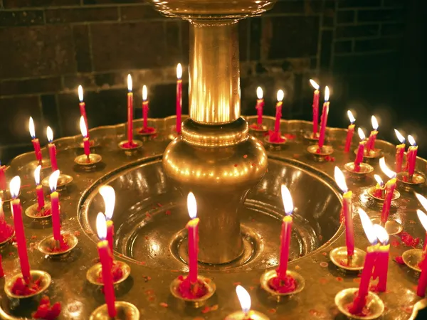 Grupo de velas religião ardente — Fotografia de Stock