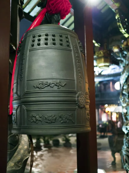 Старий дзвін у храмі Будди — стокове фото