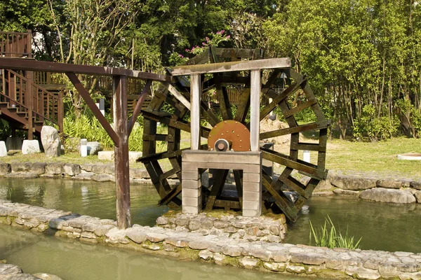 Roda de água de madeira — Fotografia de Stock