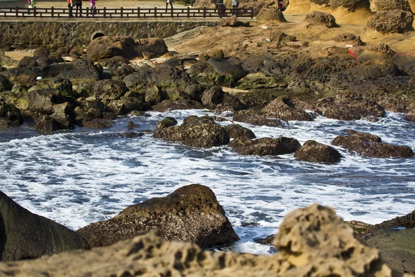 Olas y rocas — Foto de Stock