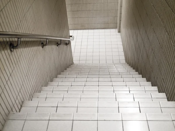 empinadas escaleras modernas dentro de un edificio — Foto de stock