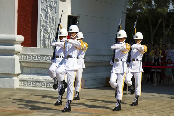 Visiteurs regardant garde d'honneur de ROC, Taipei, Taiwan — Photo
