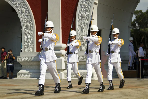 Besökare som tittar på honor guard roc, taipei, taiwan — Stockfoto