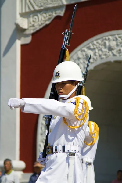 访客查看荣誉守卫的中华民国，台北，台湾 — 图库照片