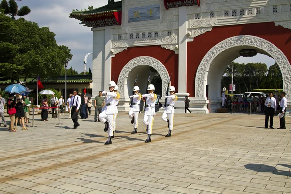 Návštěvníkům prohlížení čest hlídat roc, taipei, Tchaj-wan — Stock fotografie