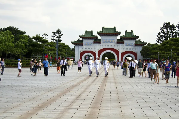 I visitatori di visualizzazione guardia d'onore della ROC, Taipei, Taiwan — Foto Stock