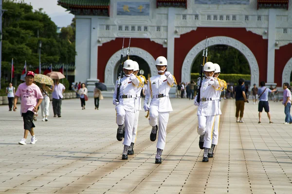 Visiteurs regardant garde d'honneur de ROC, Taipei, Taiwan — Photo