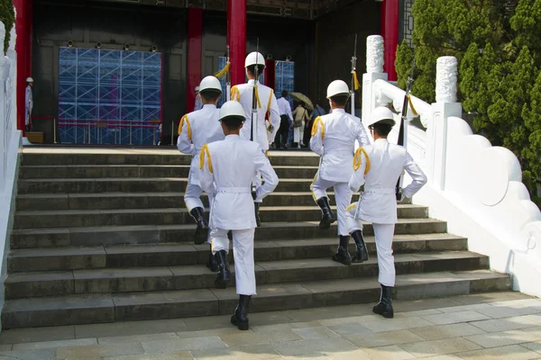 Besökare som tittar på honor guard roc, taipei, taiwan — Stockfoto