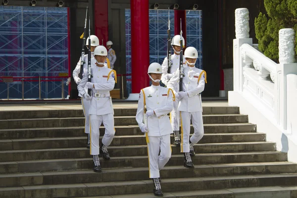 Návštěvníkům prohlížení čest hlídat roc, taipei, Tchaj-wan — Stock fotografie