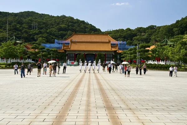 Besökare som tittar på honor guard roc, taipei, taiwan — Stockfoto