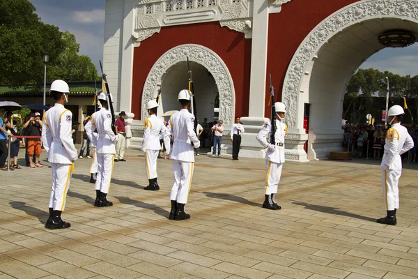 访客查看荣誉守卫的中华民国，台北，台湾 — 图库照片