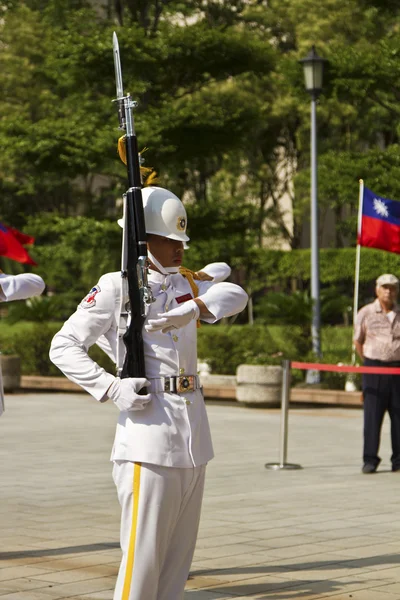 Návštěvníkům prohlížení čest hlídat roc, taipei, Tchaj-wan — Stock fotografie