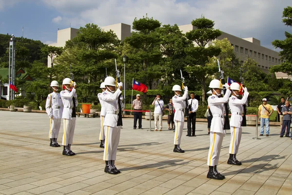 Návštěvníkům prohlížení čest hlídat roc, taipei, Tchaj-wan — Stock fotografie