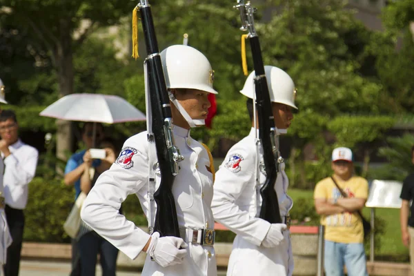 Návštěvníkům prohlížení čest hlídat roc, taipei, Tchaj-wan — Stock fotografie