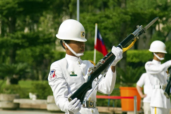 I visitatori di visualizzazione guardia d'onore della ROC, Taipei, Taiwan — Foto Stock