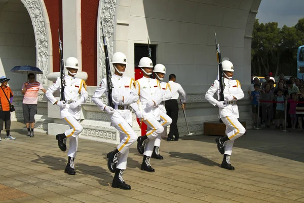 Besucher sehen Ehrengarde von roc, taipei, taiwan — Stockfoto