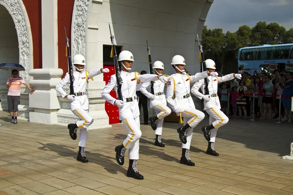 Besökare som tittar på honor guard roc, taipei, taiwan — Stockfoto