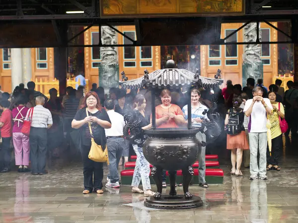 Taïwanais traditionnels priant pour le dieu chinois — Photo