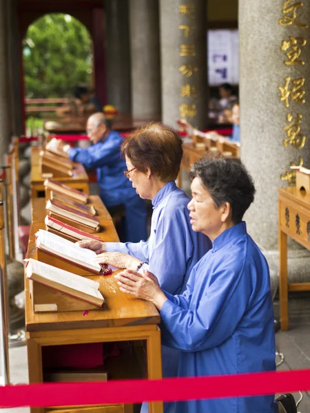 Traditional Taiwanese praying for chinese god — Stock Photo, Image