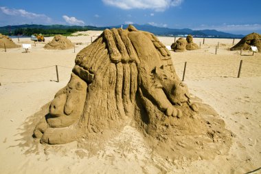 fulong Plajı'nda roman kum heykel