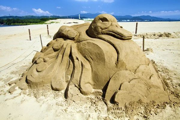 Roman zand beeldhouwen aan fulong strand — Stockfoto