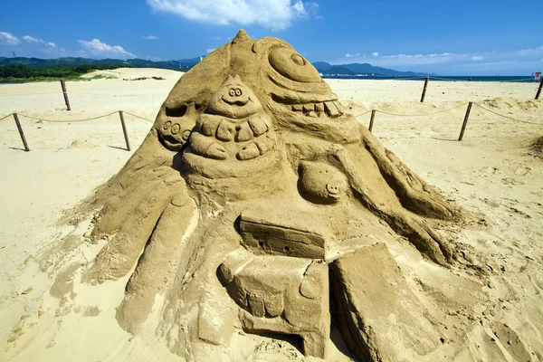 Roman zand beeldhouwen aan fulong strand — Stockfoto