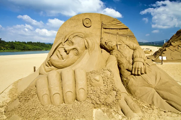 Through the eyes of babes sand sculpture — Stock Photo, Image