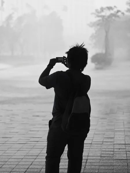 Uomo silhouetted registrato la pioggia — Foto Stock