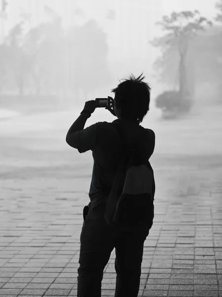 剪影的男人录得雨 — 图库照片