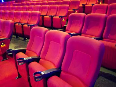 sinema salonunun kırmızı koltuk