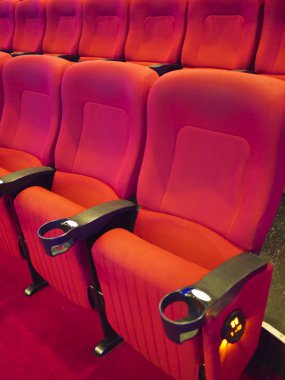 sinema salonunun kırmızı koltuk