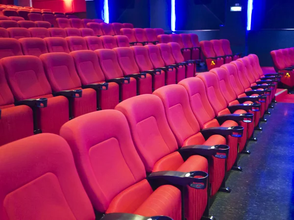 红色的座位的电影院大厅 — 图库照片