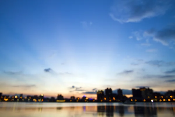 Ciudad en el crepúsculo con desenfoque — Foto de Stock