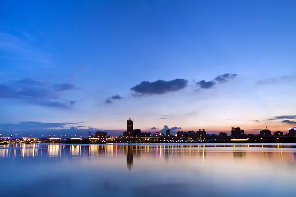 De stad van Taipeh in schemering — Stockfoto