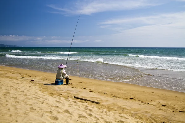 Pescador en la playa —  Fotos de Stock