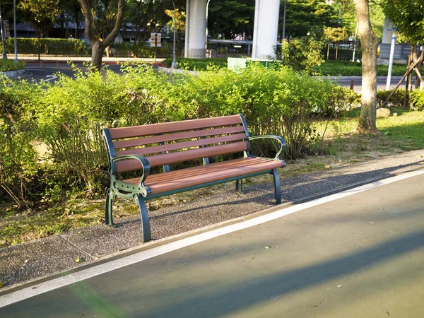 Banco de parque de madeira — Fotografia de Stock