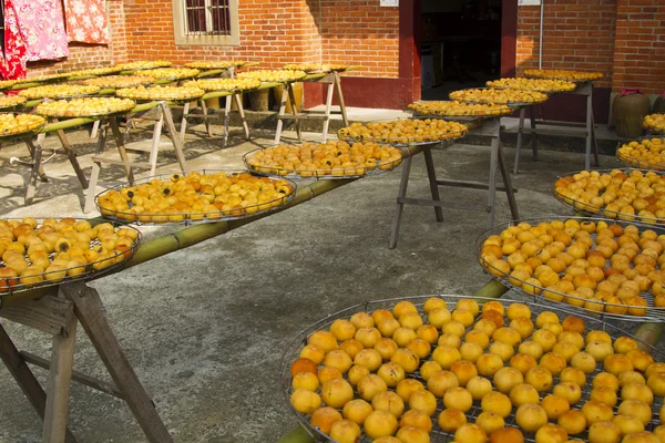 Persimmons pod światło słoneczne — Zdjęcie stockowe