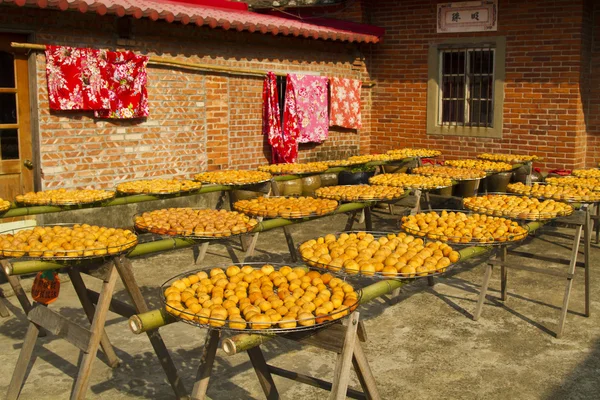 Cáqui sob a luz solar — Fotografia de Stock