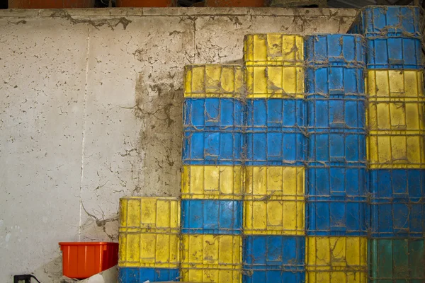Polvoriento brillante color plástico contenedores pilas —  Fotos de Stock