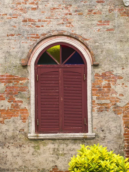 Wiejski łuk okienny okrągły — Zdjęcie stockowe