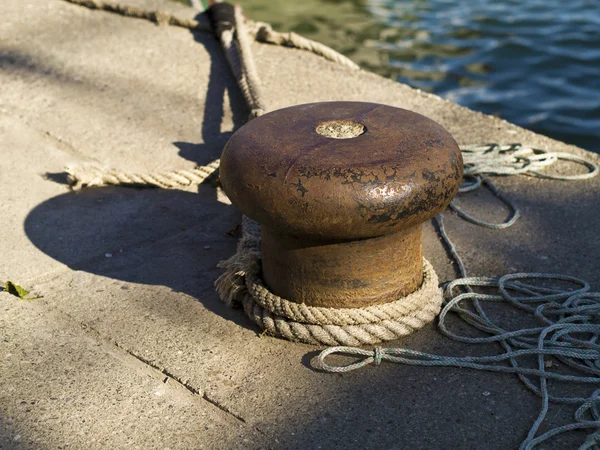 Bolardo de hierro viejo en un puerto — Foto de Stock