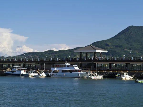 Yacht and fishing boats at wharf — Stock Photo, Image