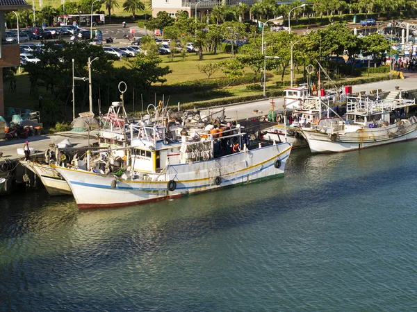 Barcos de pesca no cais — Fotografia de Stock